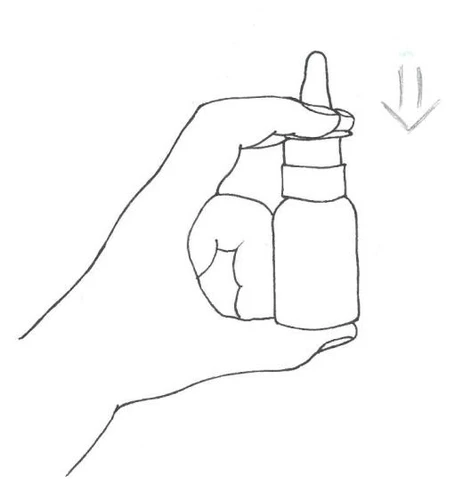 Mano che tiene una piccola boccetta con contagocce rivolta verso il basso, come indicato dalla freccia accanto alla confezione