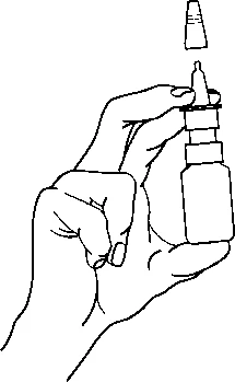 Mano che tiene verticalmente un flacone di collirio con tappo svitato posizionato sopra il dosatore