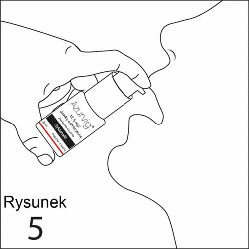 Czarno-biały rysunek przedstawiający dłoń trzymającą buteleczkę leku Azurvig 12,5 mg i przykładającą jej zakrętkę do ust osoby w celu podania doustnego