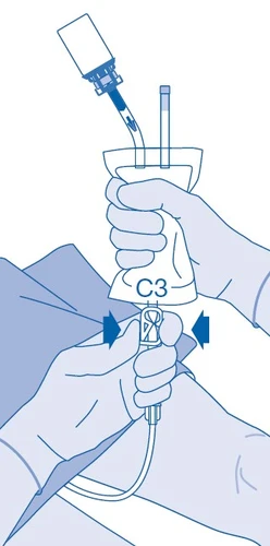 Mani che tengono una sacca di liquido contrassegnata con il simbolo C3, collegata a una siringa e a un set gocciolante con valvola regolabile in basso