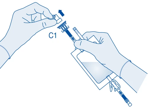 Mano sinistra guantata che applica un'estremità su una siringa, mentre la mano destra tiene una sacca di liquido medicinale e un tubo con valvola