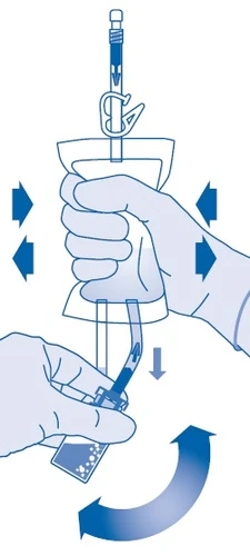 Mani con guanti blu che comprimono una sacca di liquido, indirizzandolo attraverso un tubo verso una siringa, come indicato da frecce direzionali blu