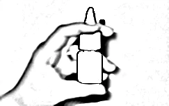 Mano che tiene verticalmente un flacone bianco con contagocce applicatore su sfondo chiaro uniforme