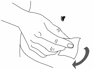 Mano sosteniendo un algodón y realizando movimientos circulares sobre la piel del abdomen, lo que sugiere un proceso de desinfección o preparación del sitio de administración del medicamento