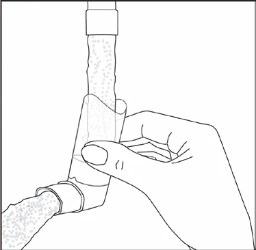 Una mano coloca una pieza transparente de conexión entre dos segmentos de tubo, formando una unión hermética en forma de L sobre fondo blanco