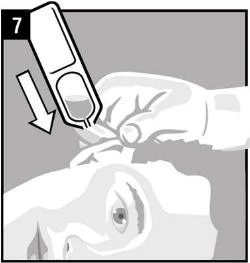 Mano che impugna un iniettore e lo avvicina al volto di una persona, con una freccia che indica la direzione del movimento del dispositivo verso la pelle nel passaggio numero sette