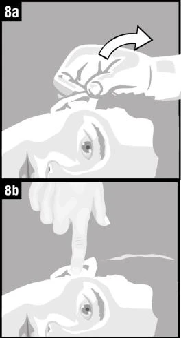 Due illustrazioni che mostrano una mano che applica un cerotto sulla fronte nella parte 8a e un dito indice che preme il cerotto sulla fronte nella parte 8b