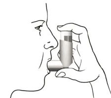 Profil twarzy osoby trzymającej inhalator przy ustach i nosie w celu przyjęcia dawki leku w formie aerozolu