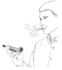 Mężczyzna trzymający inhalator w dłoni i wypuszczający powietrze ustami w formie przerywanych linii tworzących spiralne wzory