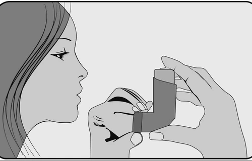 Profilo di una donna che tiene l'inalatore vicino alla bocca, pronta a inalare il farmaco attraverso l'ugello del dispositivo, in grafica bianco e nero
