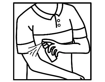 Persona con camiseta polo sosteniendo en la mano un dispensador del que sale un chorro de medicamento en ángulo, impactando directamente en la parte superior del brazo