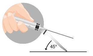 Mano che impugna una siringa a un angolo di 45 gradi rispetto a una linea orizzontale, pronta a somministrare il farmaco nel tessuto