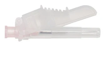 Aplicador médico plástico transparente con capuchón abierto y una aguja fina visible en su interior sobre fondo blanco