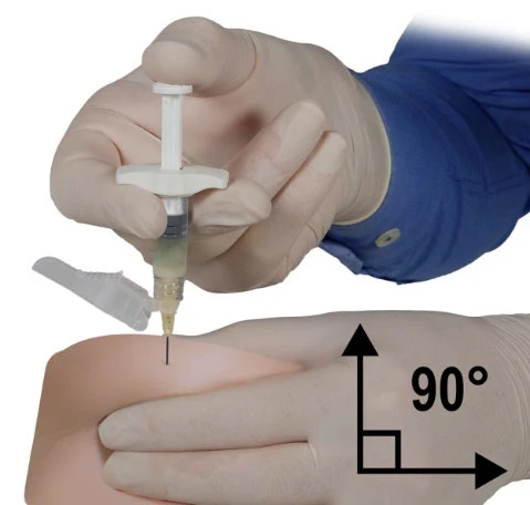 Mano con guante blanco sosteniendo una jeringa con aguja, preparándose para inyectar el fármaco en un ángulo recto de 90 grados en el brazo del paciente