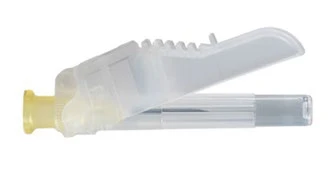 Carcasa transparente del dispositivo médico con tapa dentada abierta que muestra el mecanismo interno y un frasco de vidrio con medicamento