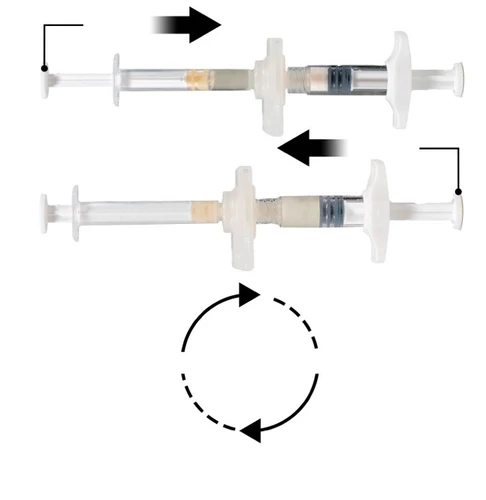 Dos jeringas con flechas negras que indican el movimiento del émbolo y una flecha circular que sugiere el giro del dispositivo durante la administración del medicamento