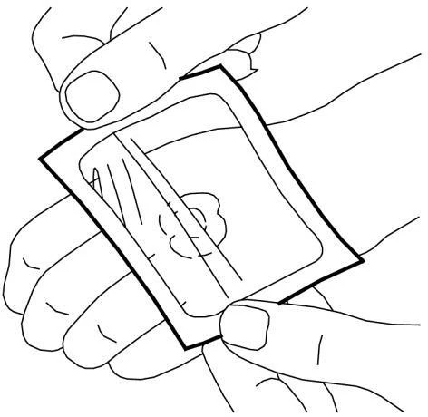 Руки держат прямоугольный пластырь с видимым центром, готовя его к нанесению на кожу для введения препарата