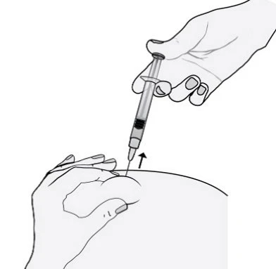 Mano sosteniendo una jeringa con la aguja dirigida hacia el brazo, mientras la otra mano estabiliza la parte superior del brazo durante la preparación para la inyección