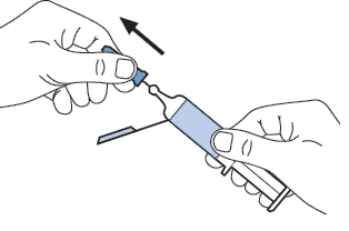 Dos manos sosteniendo una jeringa con líquido azul, una mano desenrosca la tapa azul indicando con una flecha la dirección del movimiento