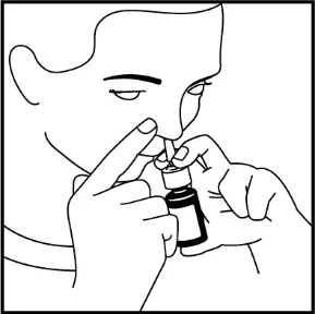 Disegno in bianco e nero che raffigura una persona che tiene in mano una fiala con contagocce, avvicinando l'erogatore al naso per somministrare il farmaco