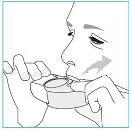 Dibujo del perfil facial de una persona sujetando con ambas manos un inhalador en la boca para realizar la inhalación del medicamento