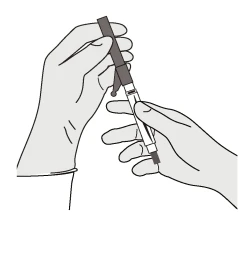 Due mani che impugnano verticalmente una siringa lunga con una punta scura e un corpo trasparente su sfondo bianco