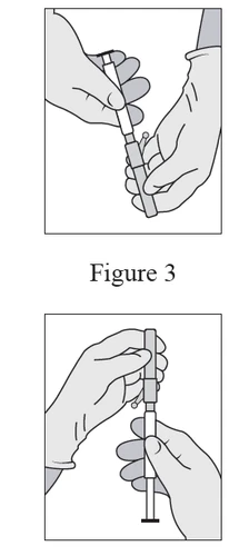 Dos manos con guantes sosteniendo la jeringa, una mano agarra la parte superior y la otra estabiliza la parte inferior del dispositivo