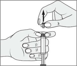 Due mani che tengono una siringa, una mano stabilizza il corpo mentre l'altra solleva verticalmente verso l'alto un tappo nero o componente di sicurezza