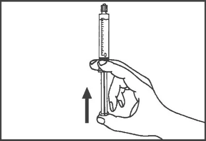 Mano che tiene verticalmente una siringa con freccia nera rivolta verso l'alto indicante il verso del movimento del pistone o dell'aspirazione del liquido