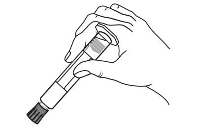 Mano che tiene verticalmente un iniettore bianco-grigio con scala graduata visibile e pistone pronto per la somministrazione del farmaco