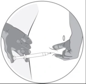 Manos con guantes sosteniendo una jeringa con aguja, preparándose para administrar una inyección en la parte inferior del abdomen junto al ombligo