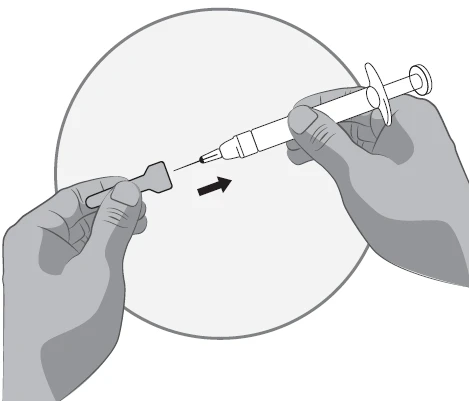 Dos manos sosteniendo una jeringa y una pieza adicional, con una flecha indicando la dirección de colocación de la pieza hacia la aguja de la jeringa sobre fondo claro