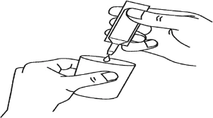 Due mani che tengono un piccolo contenitore, da cui una mano fa uscire una goccia di liquido da un tubetto all'interno del recipiente