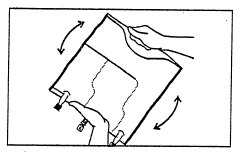 Dos manos sujetan y giran hacia arriba y hacia abajo un frasco rectangular con líquido, lo que sugiere el proceso de mezclado del contenido del envase