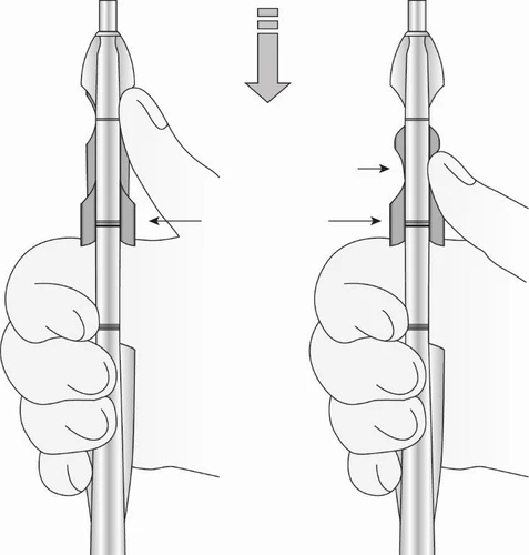 Due disegni che mostrano mani che impugnano un iniettore lungo, con frecce che indicano movimenti delle dita verso l'alto e il basso sul corpo del dispositivo