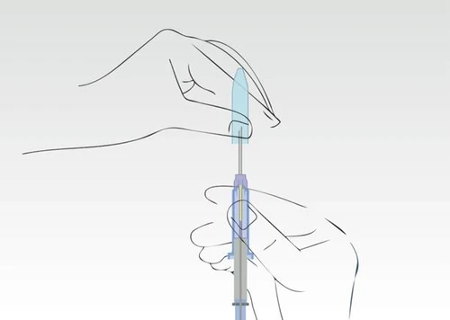 Ilustración que muestra dos manos conectando una jeringa con aguja y un frasco con líquido médico azul sobre un fondo claro