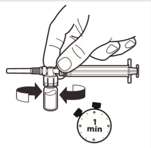 Mano que sostiene una jeringa conectada al frasco, agitando enérgicamente la jeringa, lo que indican las flechas negras y un reloj con la indicación de 1 min