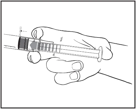 Mano sosteniendo una jeringa con escala de medición visible y émbolo, indicando un nivel específico de líquido mediante una flecha y una línea auxiliar