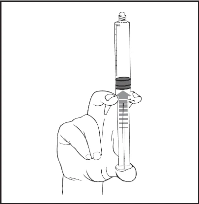 Mano sosteniendo verticalmente una jeringa con émbolo oscuro, una flecha indica la dirección de desplazamiento del émbolo hacia arriba para aspirar medicamento