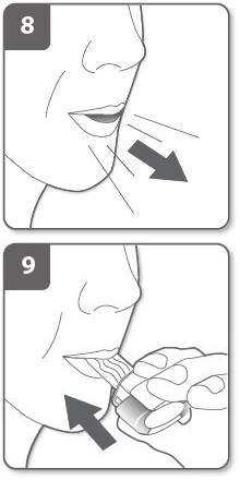 Esquema de instrucciones médicas: paso 8 muestra un perfil facial con una mano indicando un movimiento hacia abajo, paso 9 muestra una mano sosteniendo el medicamento cerca de la boca