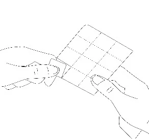 Due mani che tengono un foglio di blister, una mano stacca delicatamente una compressa da una cavità quadrata dell'imballaggio