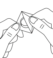Due mani che tengono e strappano un imballaggio di carta con un foro rotondo al centro, rappresentato come disegno lineare in bianco e nero