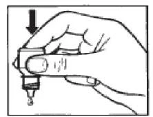 Mano presionando con el pulgar la parte superior de un pequeño dosificador, del que sale por la parte inferior una gota individual de líquido, indicada por una flecha negra que señala el movimiento