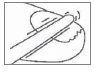 Dibujo esquemático que muestra una mano sosteniendo un objeto largo, probablemente un aplicador o una jeringa, dirigido hacia el cuerpo