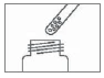Dibujo esquemático que muestra una jeringa con burbujas de aire acercándose a la abertura de un frasco de medicamento