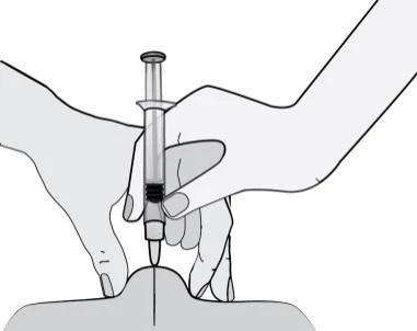 Dos manos sujetan una jeringa con aguja que se introduce verticalmente en la parte superior del cuerpo del paciente sobre un fondo claro