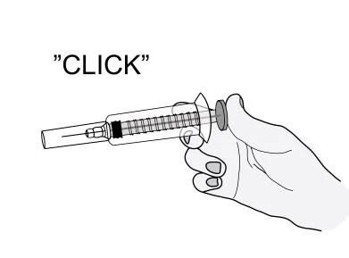 Una mano sostiene horizontalmente una jeringa con aguja, en la que se ve la inscripción CLICK, sugiriendo el sonido durante el uso del dispositivo médico