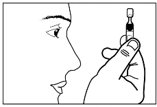 Perfil facial de una persona mirando hacia un frasco sostenido en la mano, que contiene un líquido médico oscuro, para verificar su contenido