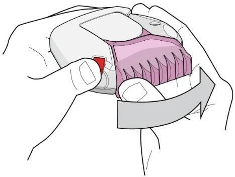 Dos manos sostienen un dispositivo médico blanco con un elemento rosa, y una flecha gris indica un movimiento giratorio hacia la derecha