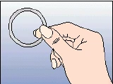 La mano destra tiene tra le dita un anello rotondo d'argento su sfondo blu con gradiente